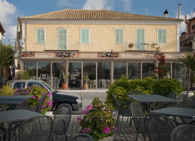 Lefkada, Yunanistan - 05: 05: 26 2012: Lefkas kasabasındaki sokak kafe, fırın ve geleneksel stil evi, Lefkada Adası, Yunanistan