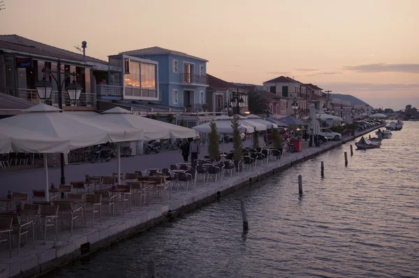 Lefkas stad i skymningen — Stockfoto