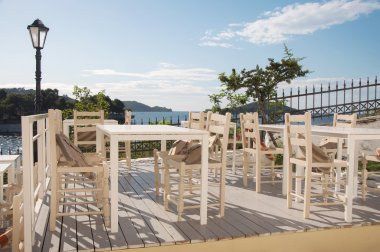 Yunan taverna, dış kısmı, sokakta Skiathos Town, Skiathos Island, Yunanistan