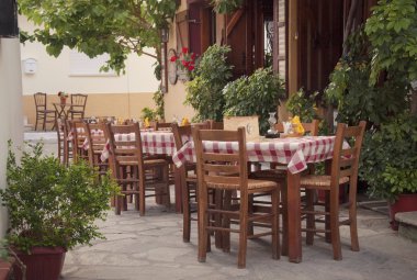 Yunan taverna, dış kısmı, sokakta Skiathos Town, Skiathos Island, Yunanistan