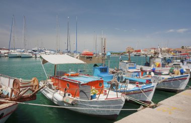 Geleneksel renkli balıkçı tekneleri, Aegina Island, Yunanistan