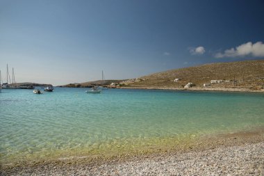 Yunanistan 'ın Folegandros adasındaki Karavostasis Körfezi ve yelkenli teknelerine bakın