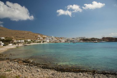 Karavostasis kasabası, Folegandros Adası, Yunanistan - 06 03 2019: Karavostasis kasabası ve Yunanistan 'ın Folegandros adasındaki plaj manzarası