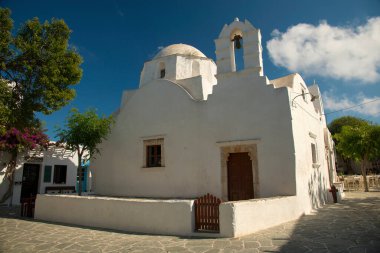 Folegandros kasabası, Folegandros adası, Yunanistan - 06 03 2019: Folegandros adasındaki Folegandros kasabasındaki kilise ve kafeler