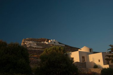 Yunanistan 'ın Folegandros adasındaki Panagia (Bakire Meryem) kilisesine giden yol
