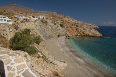Yunanistan 'ın Folegandros adasındaki Karavostasis kasabasındaki Vardia plajı manzarası