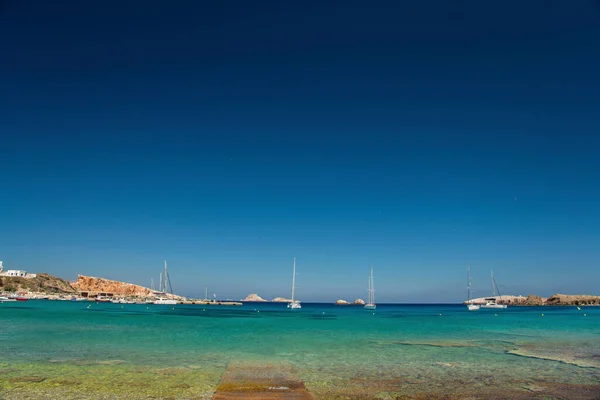 View Karavostasis Bay Sailboats Folegandros Island Greece — Stock Photo, Image