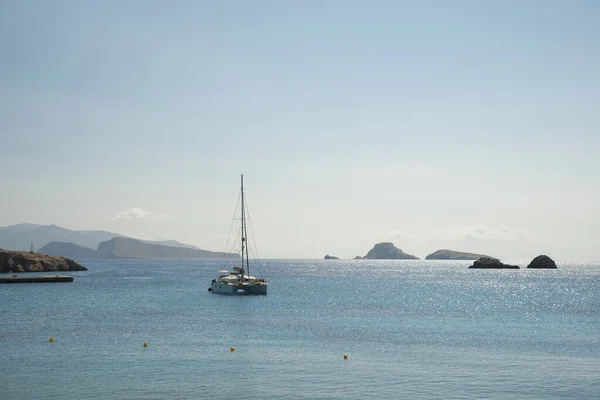 Vista Sobre Baía Karavostasis Veleiro Ilha Folegandros Grécia — Fotografia de Stock