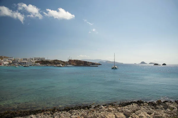 Utsikt Över Karavostasis Bay Och Segelbåtar Folegandros Grekland — Stockfoto