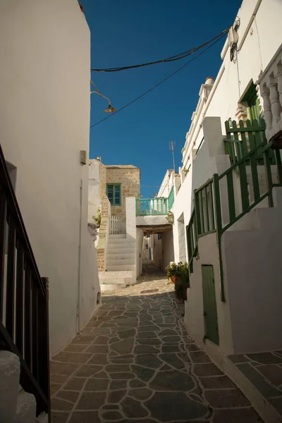 Moradias Pintadas Branco Estilo Tradicional Com Portas Janelas Madeira Coloridas — Fotografia de Stock