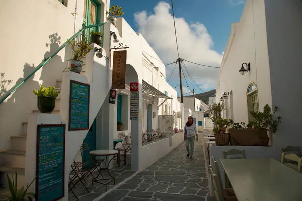 Folegandros Cidade Folegandros Ilha Grécia 2019 Mulher Andando Pela Rua — Fotografia de Stock