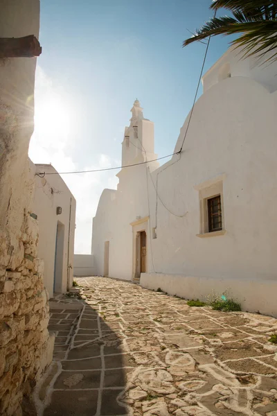Een Traditionele Straat Met Orthodoxe Kerk Folegandros Stad Folegandros Eiland — Stockfoto