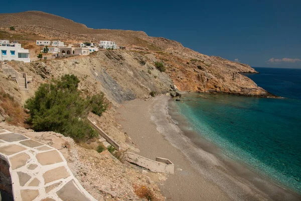 Yunanistan 'ın Folegandros adasındaki Karavostasis kasabasındaki Vardia plajı manzarası