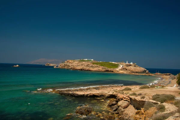 Ostrov Ios Řecko 2019 Pohled Pláž Koumpara Poloostrov Vilou Kostelem — Stock fotografie