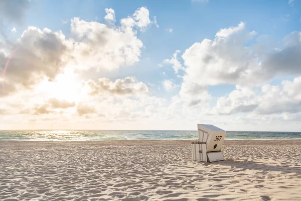 One Beach Chair Een Strand Bij Zonsondergang — Stockfoto