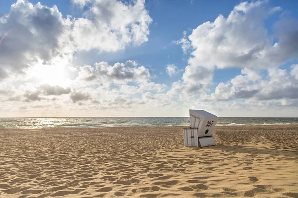 Uma Cadeira Praia Uma Praia Pôr Sol — Fotografia de Stock