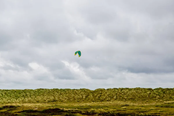 Kitesurfer Atrás Das Dunas Imagem De Stock