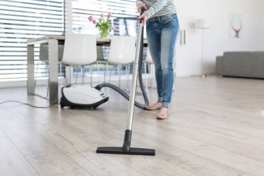 Süpürgeyle Çekici Kadın