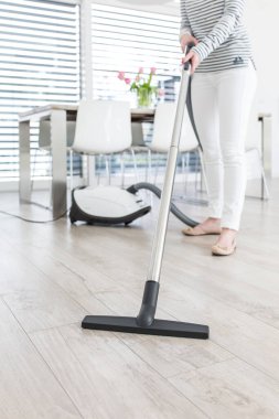 Süpürgeyle Çekici Kadın