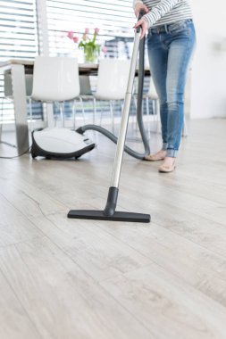 Süpürgeyle Çekici Kadın