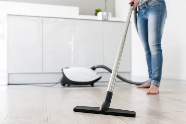 Mujer Usando Aspiradora Cocina — Foto de Stock