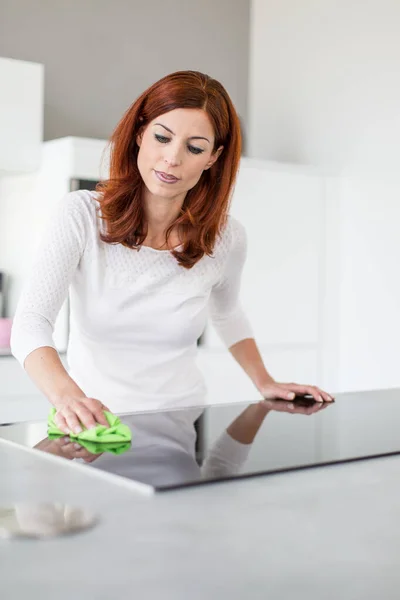 Hübsch Rotschopf Frau Putzen Die Küche — Stockfoto