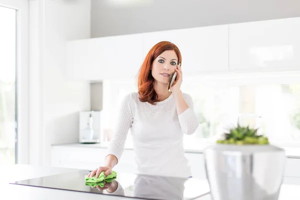 Bella Rossa Donna Pulizia Della Cucina Foto Stock