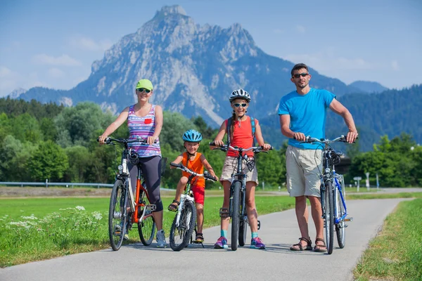 Vélos d'équitation famille — Photo