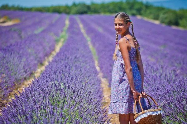 Lavander 분야에서 젊은 여자 — 스톡 사진