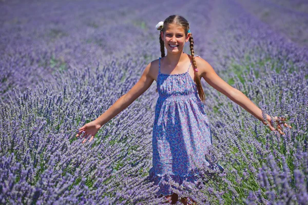 Jeune fille dans les champs de lavande — Photo