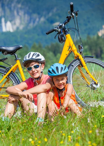 Crianças descansando depois de andar de bicicleta — Fotografia de Stock