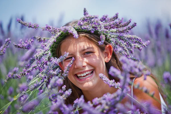 Jong meisje in de lavendel velden — Stockfoto