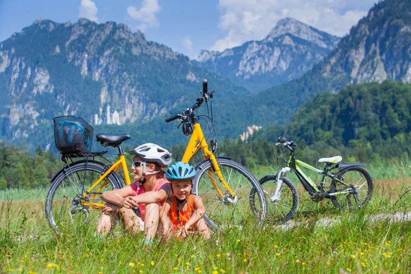 Enfants se reposant après avoir fait du vélo Images De Stock Libres De Droits