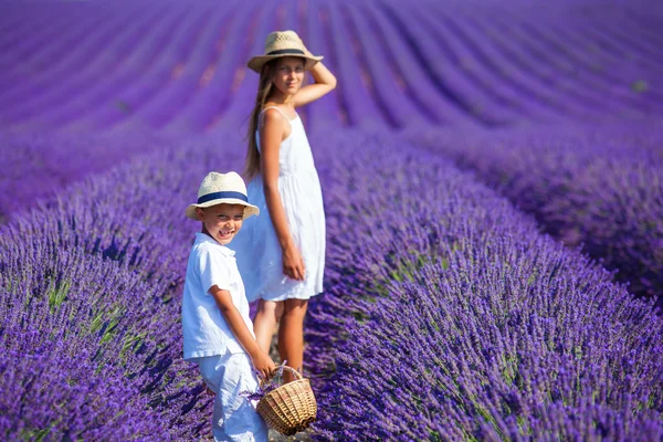 Crianças em lavanda campo de verão — Fotografia de Stock