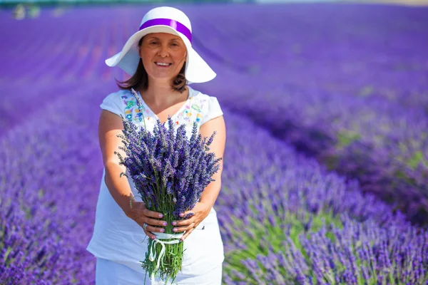 Mulher com buquê de flores de lavanda — Fotografia de Stock