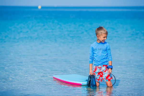 Jongen met surf — Stockfoto