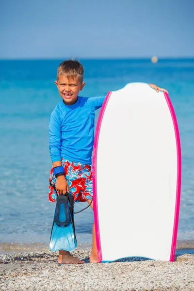 Pojke med surf — Stockfoto