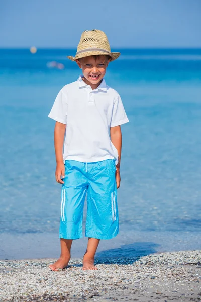 Menino andando na praia tropical — Fotografia de Stock