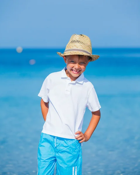 Pojken går den tropiska stranden — Stockfoto