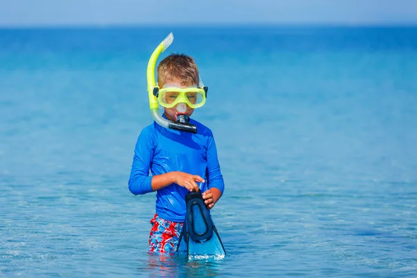 Pojke på stranden — Stockfoto