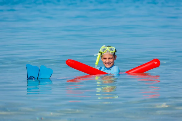 Flicka i havet — Stockfoto