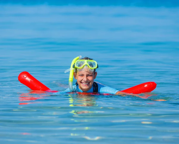 Girl in sea — Stock Photo, Image