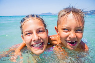 Denizde oynayan çocuklar.