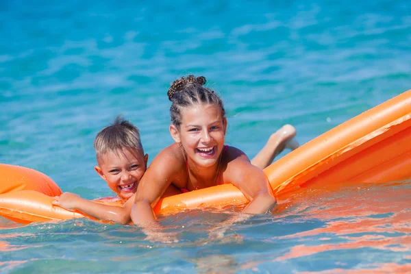 Kinder spielen im Meer. — Stockfoto