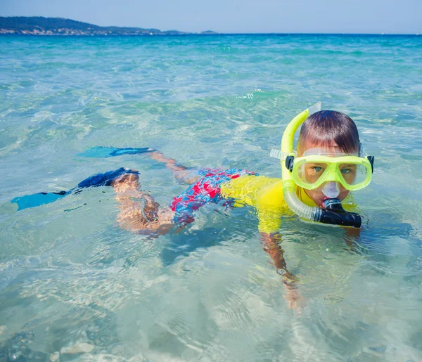 Jongen scuba diving — Stockfoto