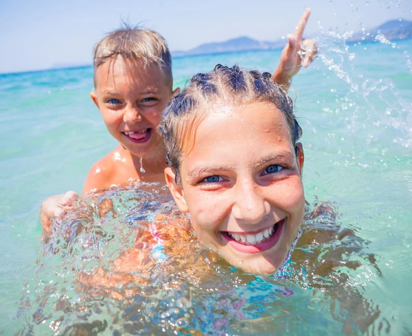 Kids playing in sea. — Stock Photo, Image