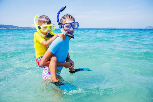 Kids scuba diving — Stock Photo, Image