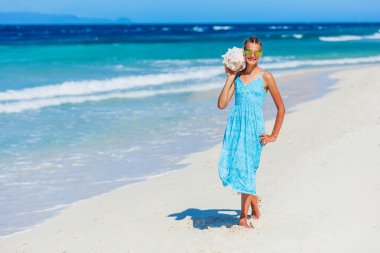 Kabuk sahilde kızla