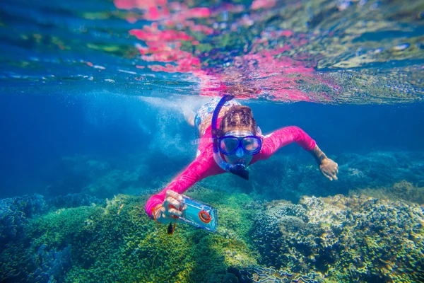 Подводное фото девушки с камерой — стоковое фото