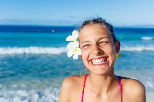 Menina na praia — Fotografia de Stock